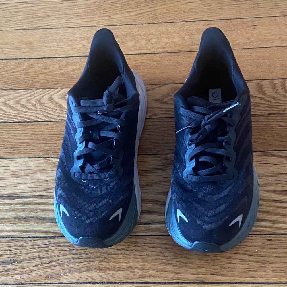 Hoka Arahi 6  Black and Gray Running Shoes